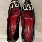 بيع كعب ماركة فالنتينو جديد وفخم وفستان سهرة فخم وأنيق