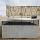 صندقة او شبك نصه مغطي بزنق حفاظا  للشمس