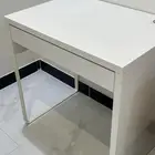 مكتب وكرسي