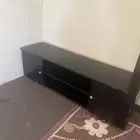 طاولة تلفزيون اسود فيها مافيها اي كسر ب50