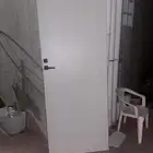 باب خشبي كبير نظيف وجديد