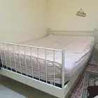 سرير ايكيا بدون الي فوق الي عليه لون احمر بدون مرتبه ايضا