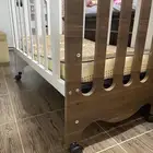 سرير خشبي بجانب منسدل