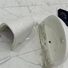 مغاسل وفرنجي وباب خشب كامل بالقاعدة