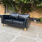 كنب جلد أسود