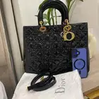 شنطة ديور سعرها 20 الف ريال أبيعها 5ريال عشان محتاجة المال