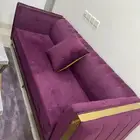 كنب نظيف وطاولات