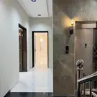 للبيع شقة 6 غرف بسطح خاص موقع ممتاز بالراقي بسعر 500 الف