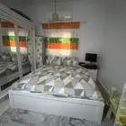 غرفة نوم سرير لشخصين مع مرتبة وخزانة صغيرة كومودينا