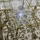 طاوله اساسيه واربع طاولات خدمه(وحده زجاجها منكسرة)