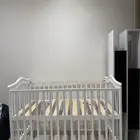 سرير اطفال وطاولة تلفزيون مستخدمه