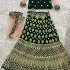 بلوزة وتنورة وطرحة