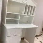 مكتب أبيض مع رفوف ودرج وخزانة