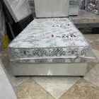 سرير مع مرتبة سست