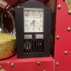 ساعه قديمه فيها منبه ونور