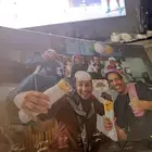 لوحة موقعة من جميع ممثلين شباب البومب بقراطيسها