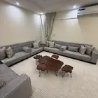 مجلس رجال مع طاولتين زواياء وطاوله قهوه وطاولات خدمه