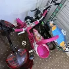 سكوتر كهربائي نظيف استخدام قليل جدا ودراجتين أطفال