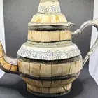 إبريق شاي مغربي مزخرف بشكل جميل مصنوع من النحاس
