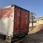صندوق ثلاجة كان عليها جهاز تجميد تبريد وفكيته