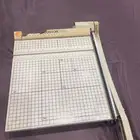 مقصة للورق كبير