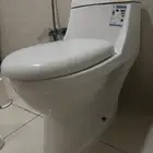 غساله يدين مع مرايتها وكرسي حمام