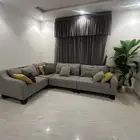 للبيع كنب و طاولة و ستارة وطاولة تلفزيون