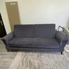 كنب ثلاثي وطاولة تلفزيون بحالة جيدة للبييع