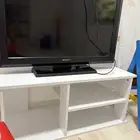 تلفزيون وطاولة