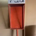 كبينة مع هاتف قديم
