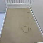 سرير نفر ونص نظيف ولا فيها أي شيء لكن البقعة من المكيف