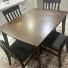 طاولة طعام من أشلي مع أربعه كراسي آشلي جديده. فرصه