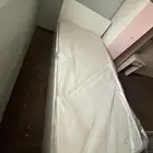 عدد (1) سرير فردي عدد(1) مرتبة