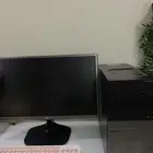 كمبيوتر مع شاشة وكيبورد