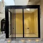 غرفة زجاجية أنيقة تعكس الضوء وتمنحك جلسة مميزة وفخمة