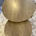 وطاولتين ركنه