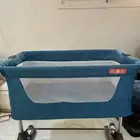 سرير اطفال نظيف شبه جديد