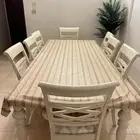 طاولة طعام مع سفره