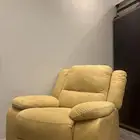 كنبه مريحهه ويوجد عليها بعض البقع