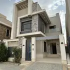 للبيع فلة مع مشب تصميم حديث موقع مميز