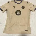 تيشيرت برشلونة نسخة اللاعبين معى اسم بيدري