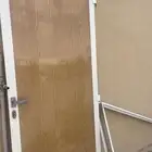 باب المنيوم نظيف مع الحلق