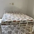 سرير حديد ابيض بحاله جيده مع المرتبة