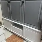 دلاب ملابس دلاب مطبخ صغير طاولة تلفزيون بيضاء و2 سرير