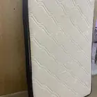 مرتبة سرير نظيفه وجديده جميله جدا