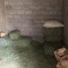 يوجد اسطبل فيه غرف خيل للاجار الشهري