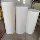 أعمدة عرض وطاولة وحمالة تحف