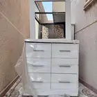 للبيع 2 تسريحه وطاولا مكتب