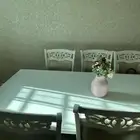 طاولة وكراسي