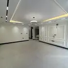 دور أرضي فاخر جديد بموقع مثالي للإيجار بتصميم أنيق استثنائ